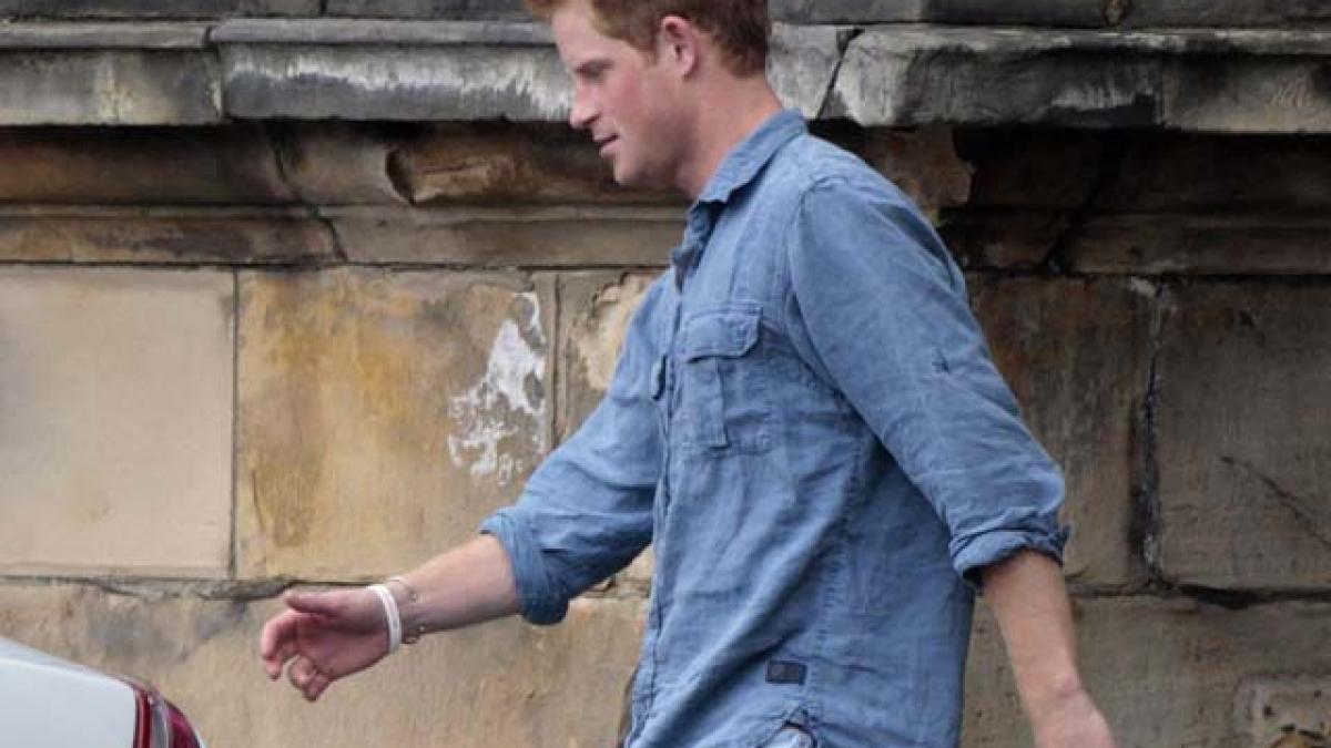 Prinţul Harry s-a dat din nou în stambă: a sărit îmbrăcat într-o piscină (VIDEO)