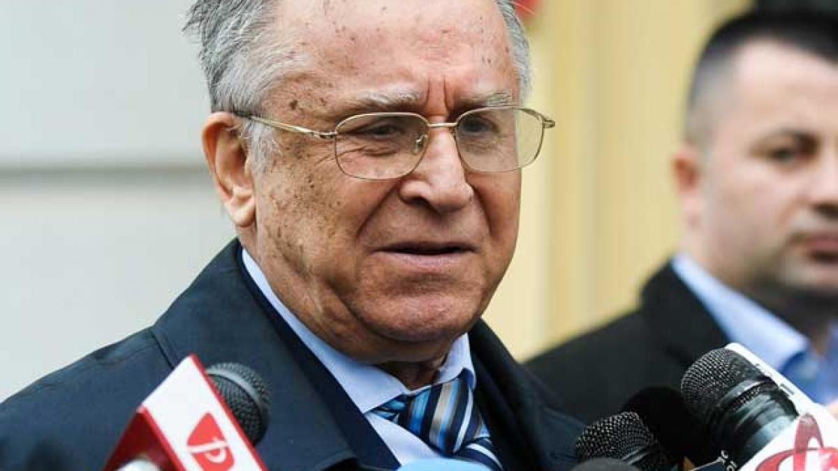 Iliescu sugerează că Geoană ar trebui să renunţe la politică, după "gafele" din 2004 şi 2009