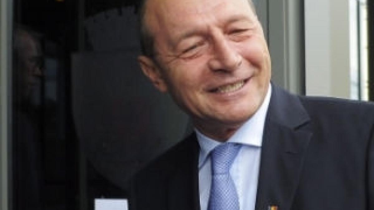 Un preşedinte sensibil: Traian Băsescu a plâns şi la şcoala de vară a UNPR. Şeful statului vrea ca imnul să fie intonat  la începutul orelor