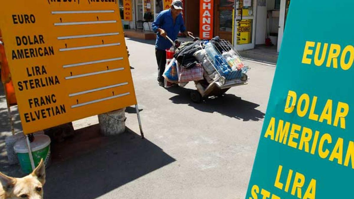 Euro a ajuns aproape de 4,3 lei