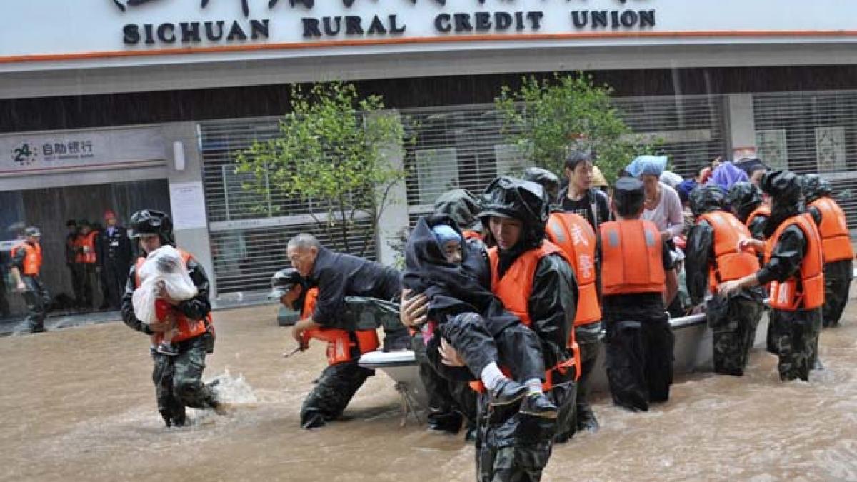 Zeci de morţi şi peste un milion de persoane evacuate în urma inundaţiilor din China