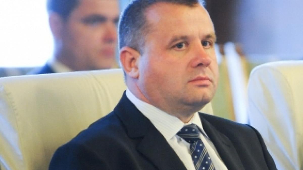 Botiş, huiduit copios de protestatarii din faţa Ministerului Muncii