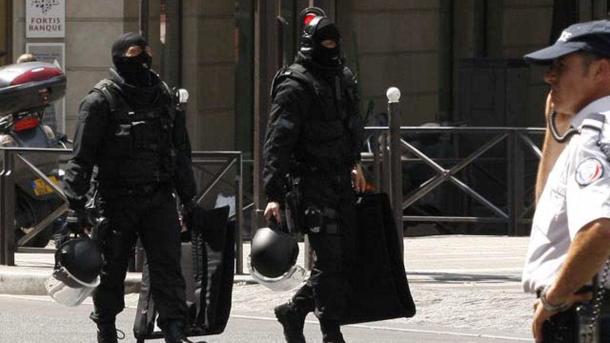 Jaf CA ÎN FILME cu grenade şi arme grele în Paris. Un paznic ucis, mai mulţi răniţi