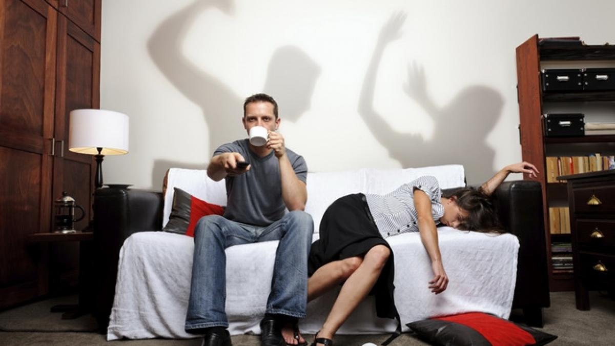 Te-ai atins de telefonul soţiei? Ai agresat-o! O campanie socială bazată pe noul Cod Civil. Ce cred ONG-urile, autorităţile şi psihologii