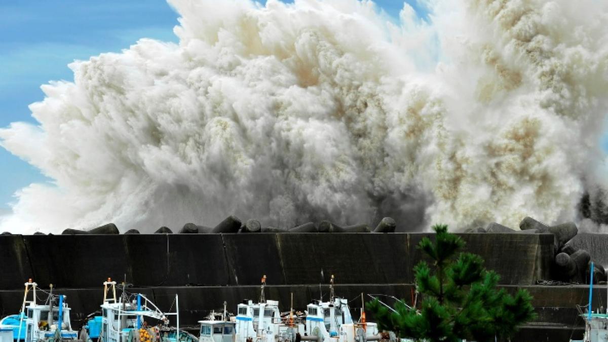 Prăpăd în urma trecerii taifunului Roke, în Japonia: Nouă morţi, opt dispăruţi şi peste un milion de persoane evacuate