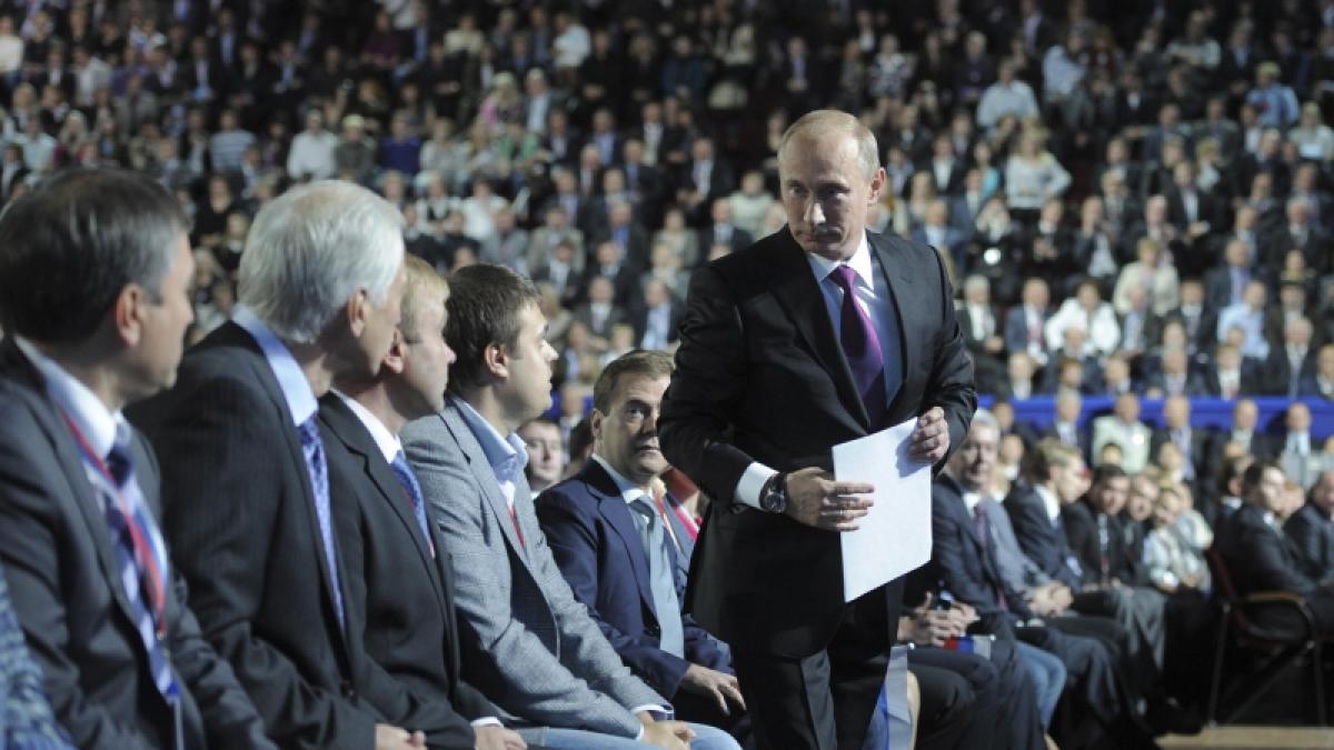 Medvedev l-a invitat pe Putin să candideze la alegerile prezidenţiale din 2012