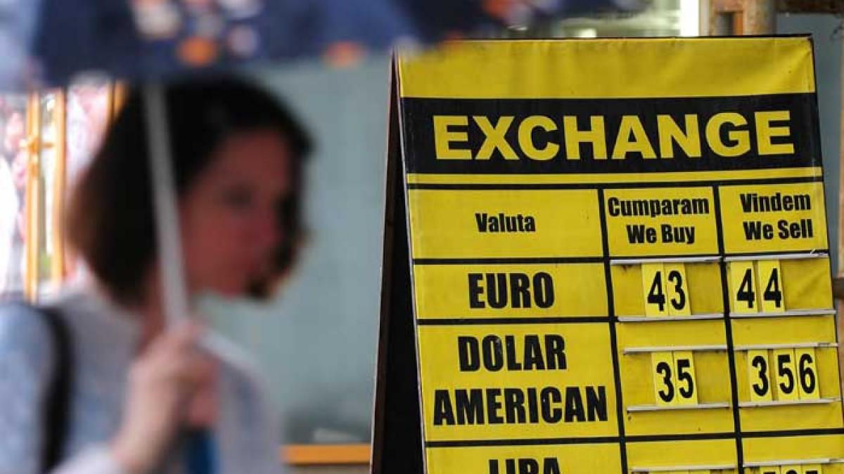 Leul se face tot mai mic, strivit de criza din Europa Cursul ar putea ajunge la 4,5 lei/euro