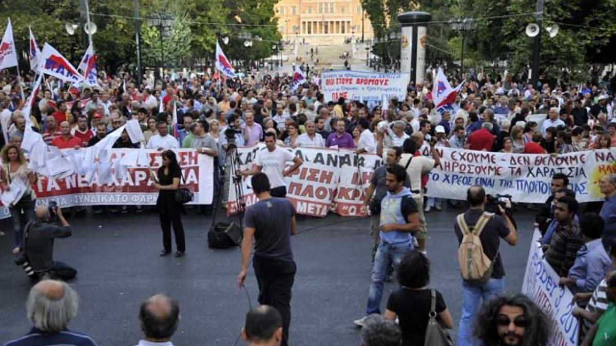 Atena: Manifestanţii blochează ministerele