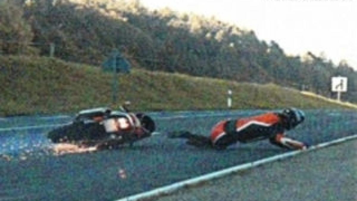 Speriat de radar, un motociclist a căzut din şa la peste 100 km/h!