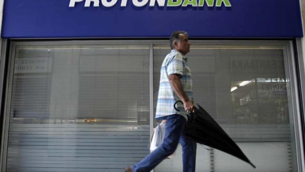 Grecia naţionalizează o bancă mică, anchetată pentru spălare de bani