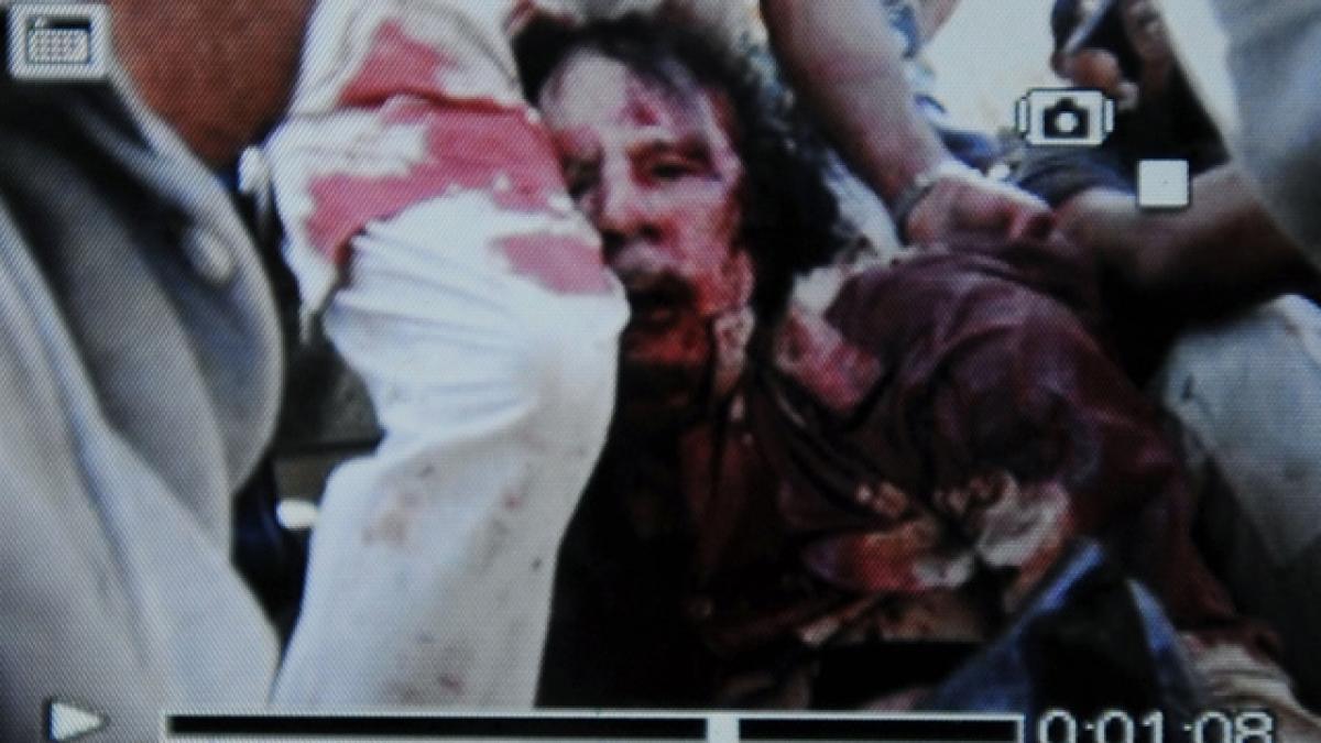 Primele imagini cu trupul neînsufleţit al lui Gaddafi (LIVE VIDEO AL JAZEERA)