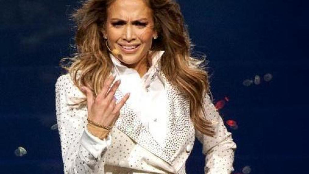 J.Lo a plâns într-un spectacol, după ce a cântat o piesă despre foştii ei iubiţi