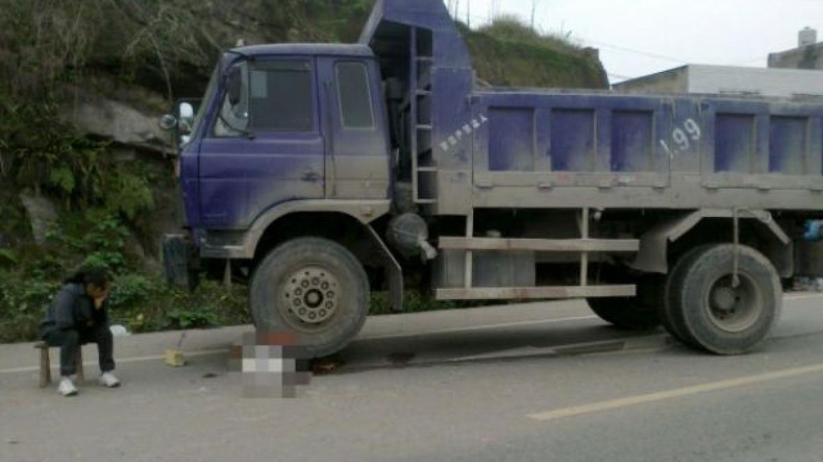 Un şofer chinez a lovit un copil, după care l-a călcat încă o dată pentru a fi sigur că a murit!