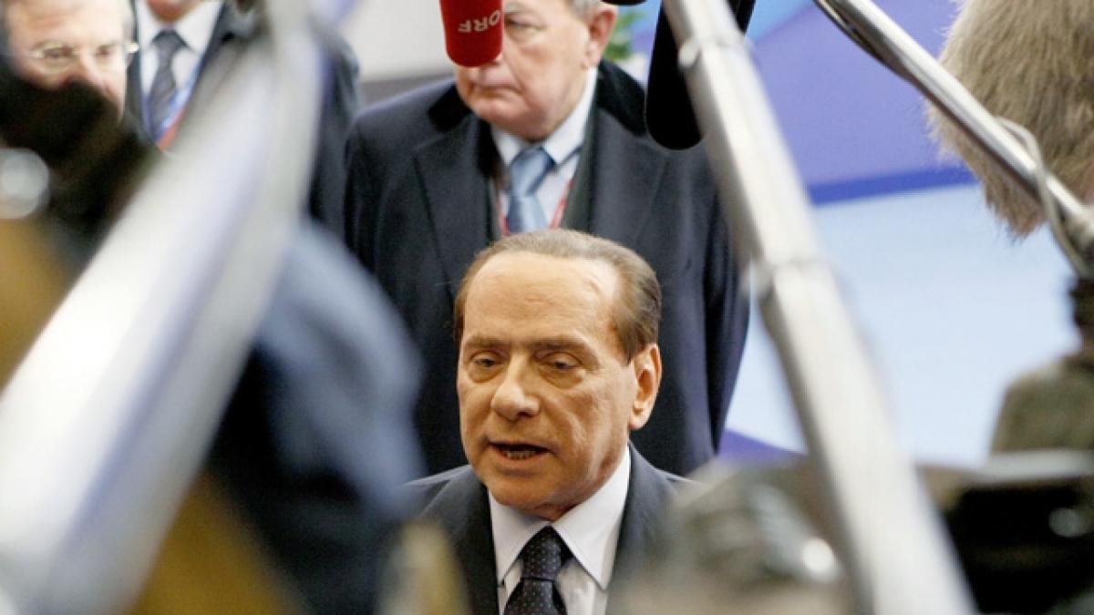 Berlusconi se joacă de-a demisia