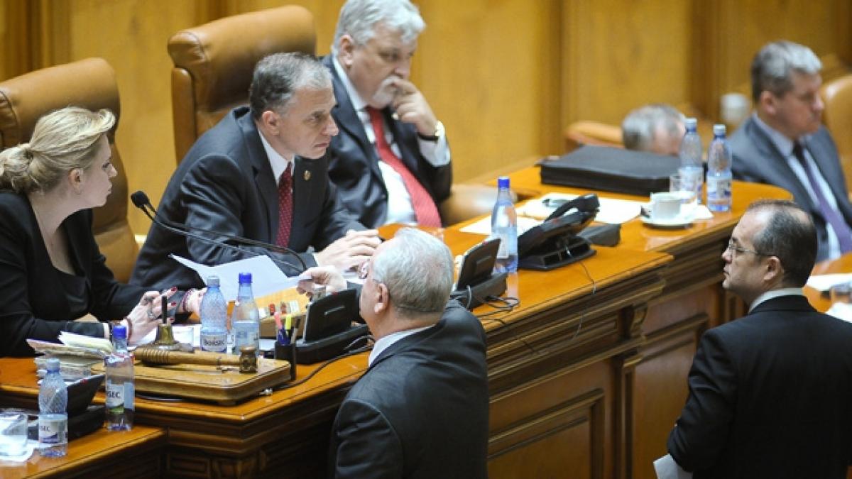 Coaliţia vrea iar scaunul lui Geoană