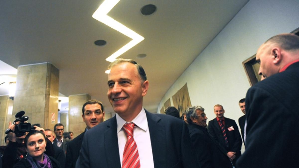 Geoană, în plină luptă cu partidul, a suspendat şedinţa în care urma să-şi piardă scaunul. Ponta îl ameninţă cu excluderea din partid