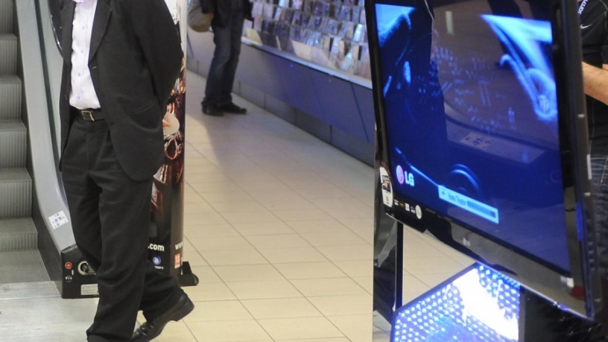 83% dintre români se uită zilnic la televizor