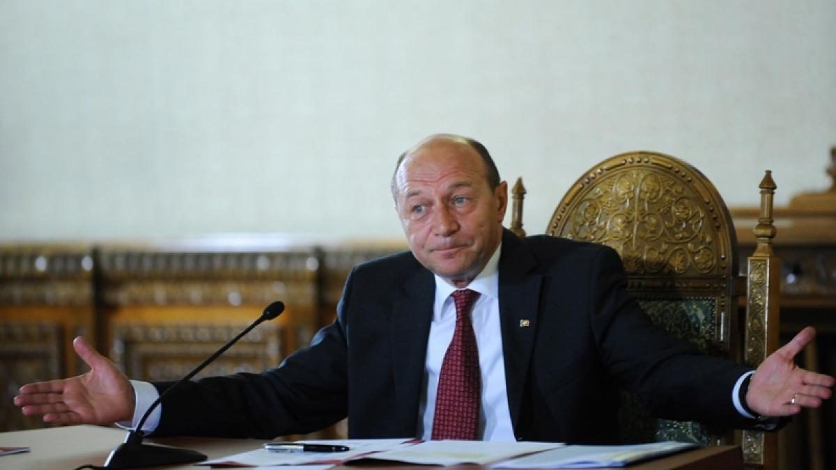 Băsescu: Nu există bani pentru majorarea pensiilor şi salariilor în 2012