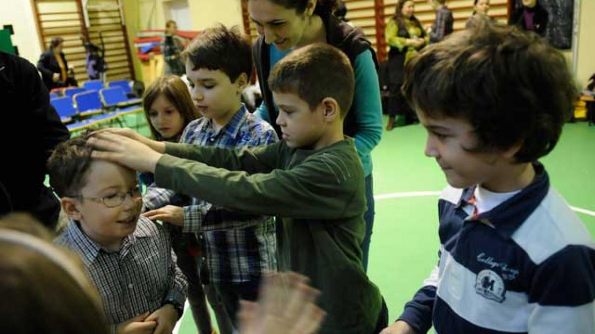 Copiii autişti intră în lumea normală. Ei învaţă împreună cu elevii normali şi acest lucru îi îmbogăţeşte pe toţi