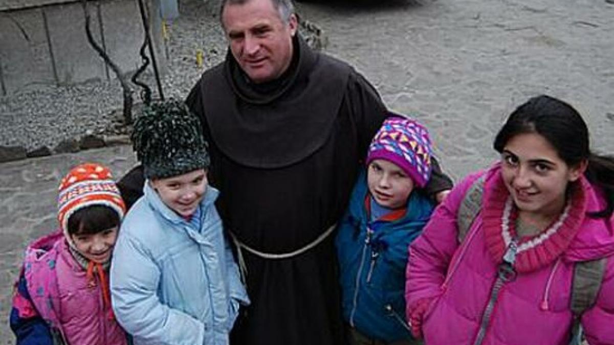 Fenomenul Böjte Csaba, părinte pentru 2300 de copii