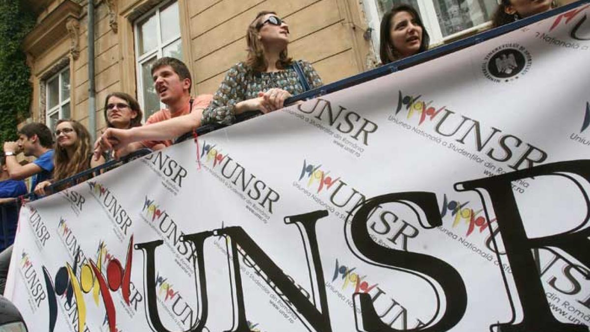 Guvernul „donează”  2% pentru Învăţământ. Studenţii îi cer demisia ministrului Funeriu