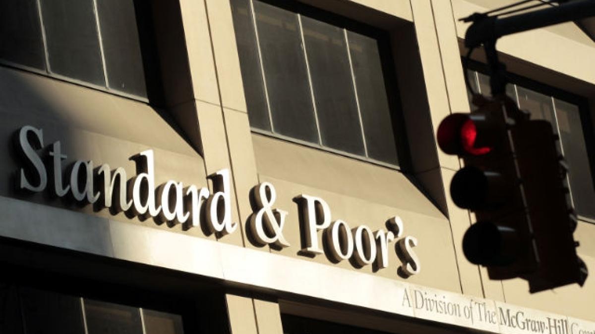 Standard&Poor's dă o bilă albă României. Ratingul de credit are perspective stabile