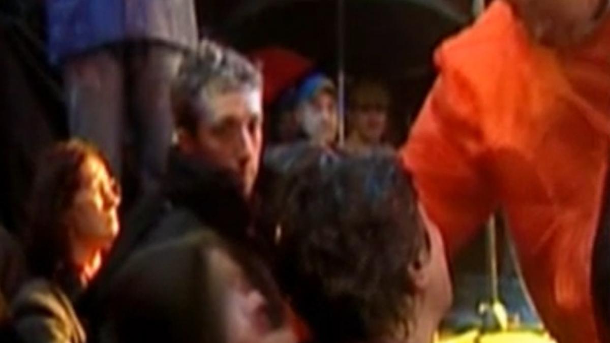 Băsescu a îmbrâncit copilul la mitingul din 2004
