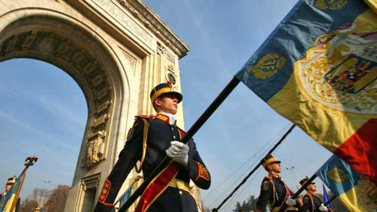 Paradă militară, fasole şi huiduieli
