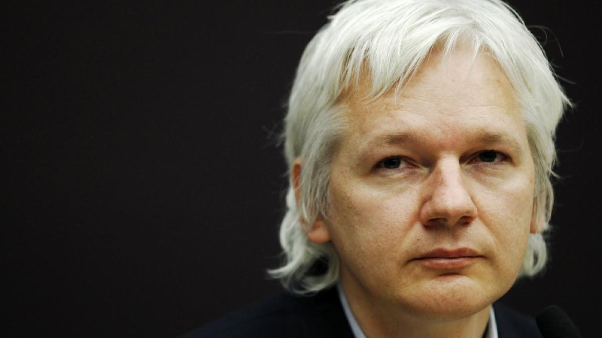 Assange: Aveţi un iPhone? Un Blackberry? Folosiţi Gmail? Aţi luat ţeapă!