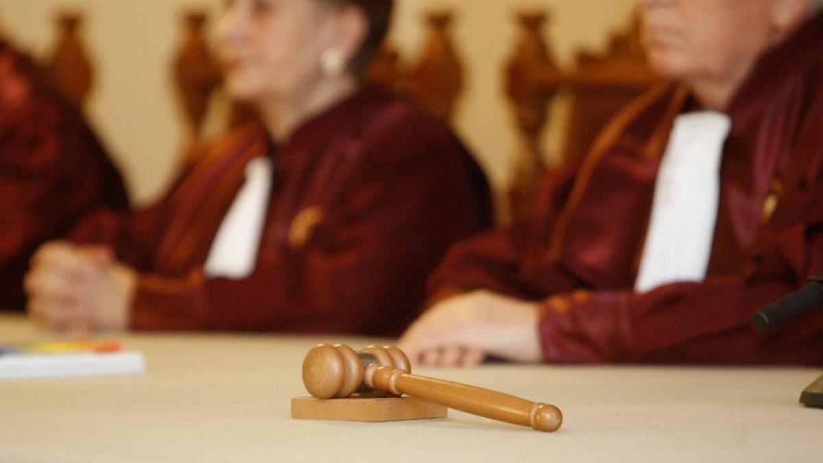 Îngheţarea pensiilor şi salariilor în 2012, constituţională