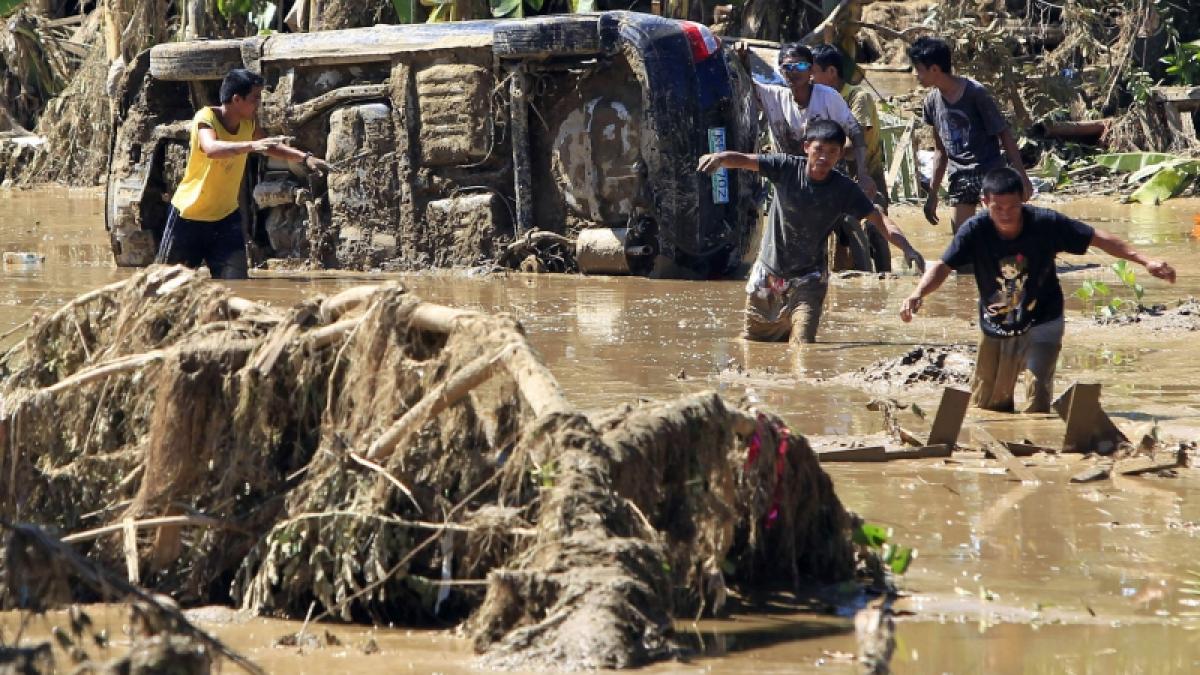 Morgile nu mai primesc morţi în zonele inundate din Filipine. Bilanţul a ajuns la 700 de decedaţi şi probabil 800 de dispăruţi