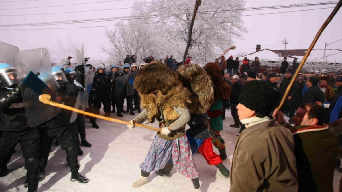 Tradiţia continuă la Ruginoasa. Doar capu' spart aduce întâlnirea cu mândruţa! (VIDEO)