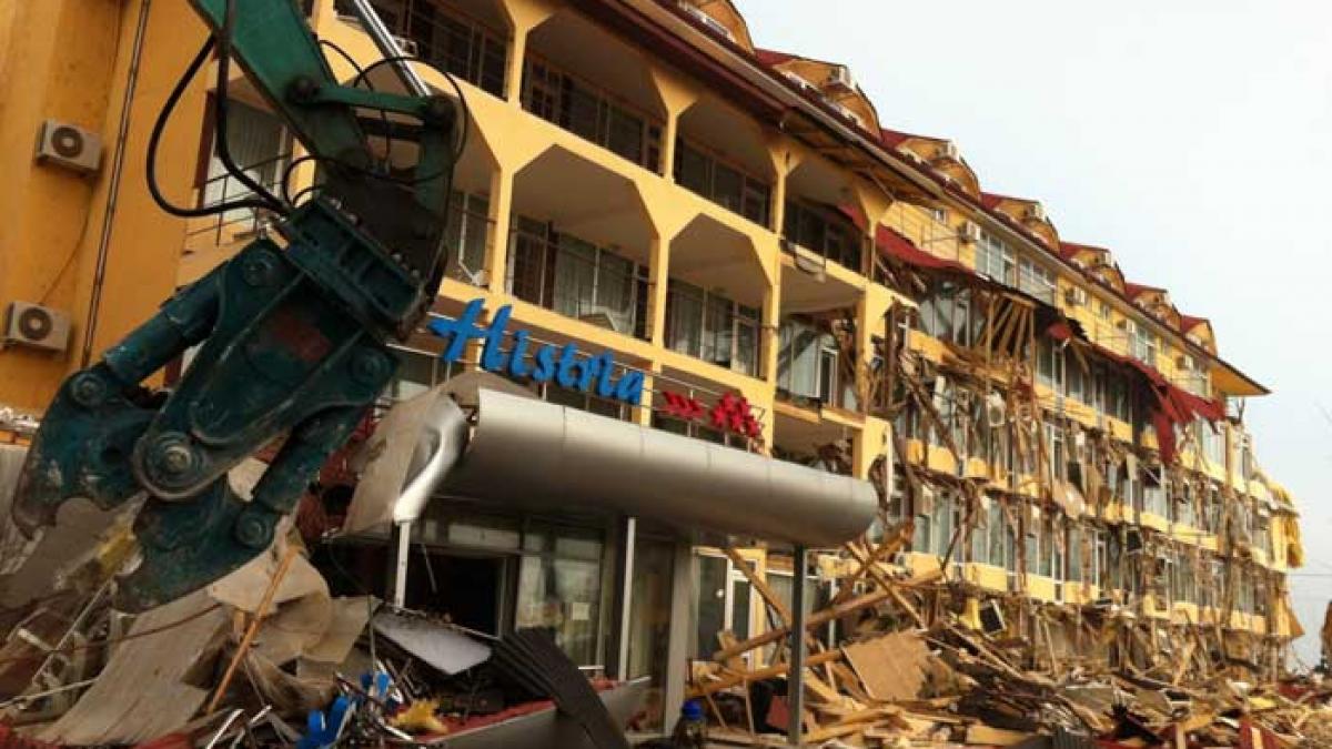Terasele ilegale de pe plajă vor fi demolate
