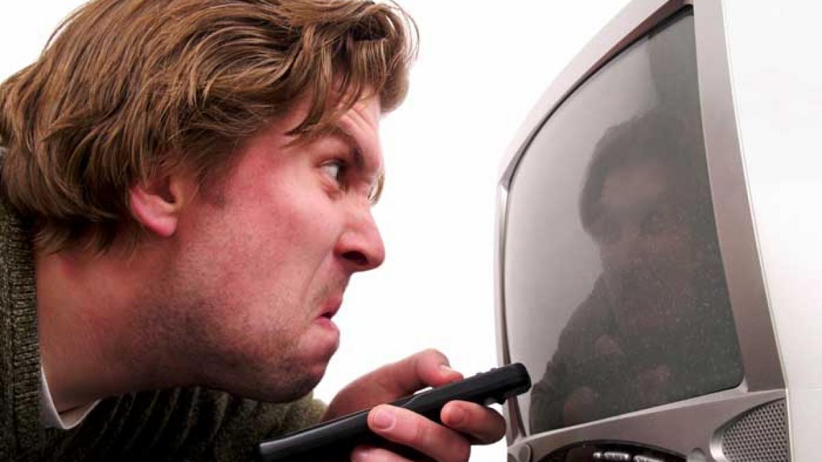 Ce face românul când se plictiseşte cu telecomanda în mână: reclamaţii