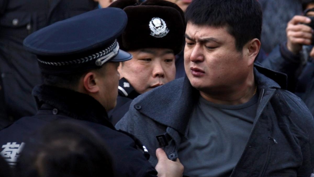 Bătăi şi alte violenţe în China, la vânzarea iPhone 4S. Apple a anunţat suspendarea completa a vânzării tuturor modelelor de iPhone