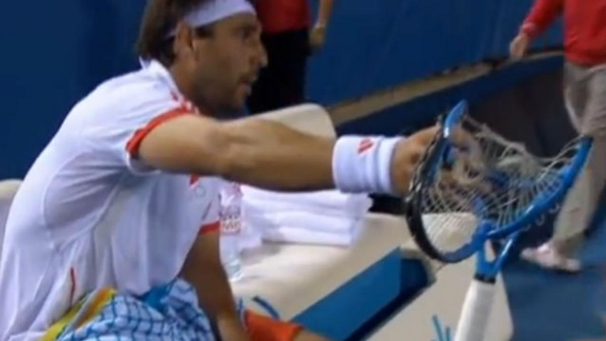 VIDEO: Furie la un meci de tenis: un jucător a distrus patru rachete