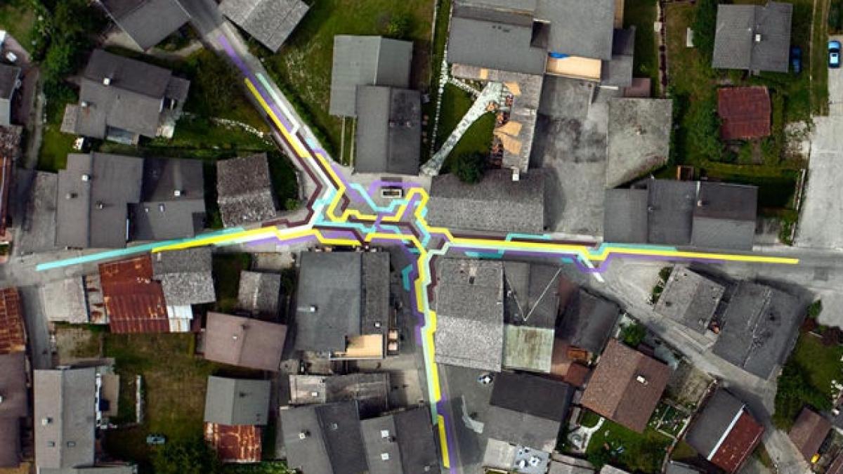 FOTO: Un sat vechi a devenit punct turistic prin street-art