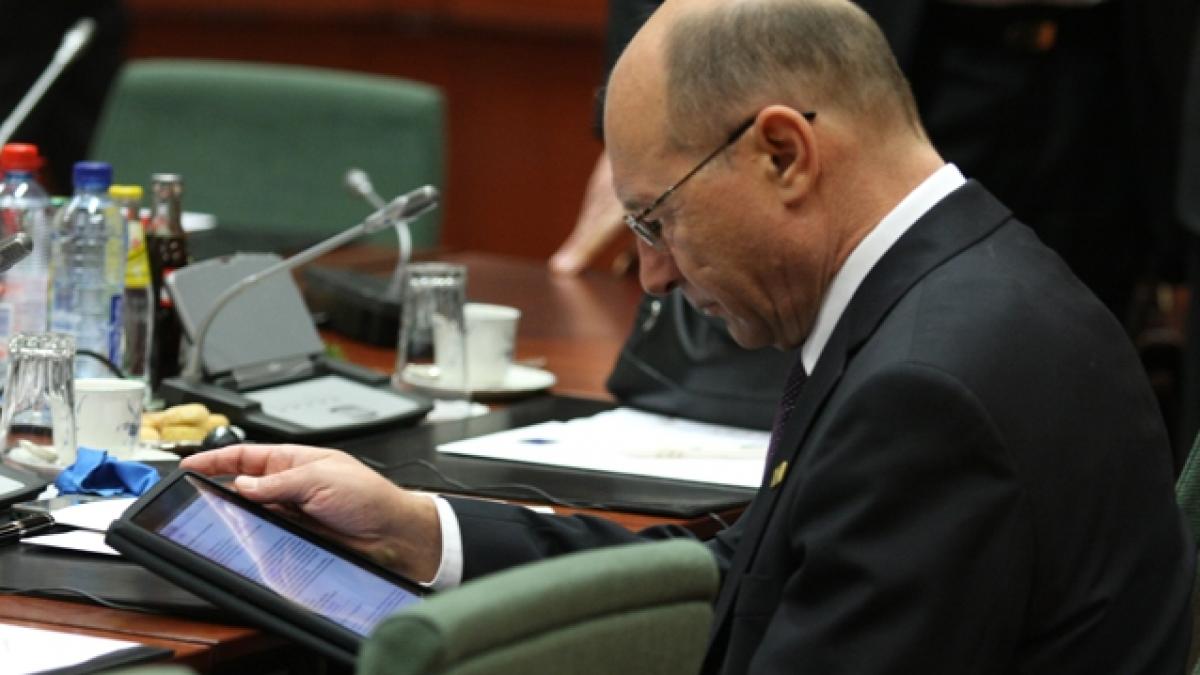 De la Palat, Băsescu dă mesaje online către popor