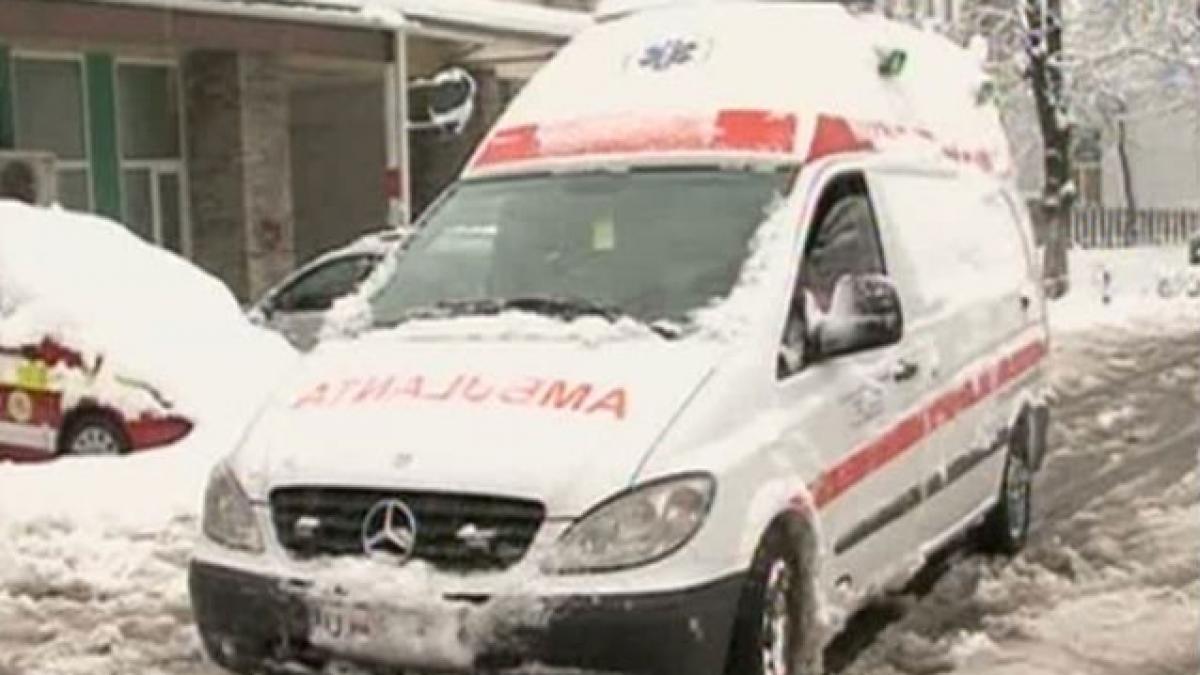 Traficul a fost blocat în Tulcea. Doi oameni au murit aşteptând ambulanţa