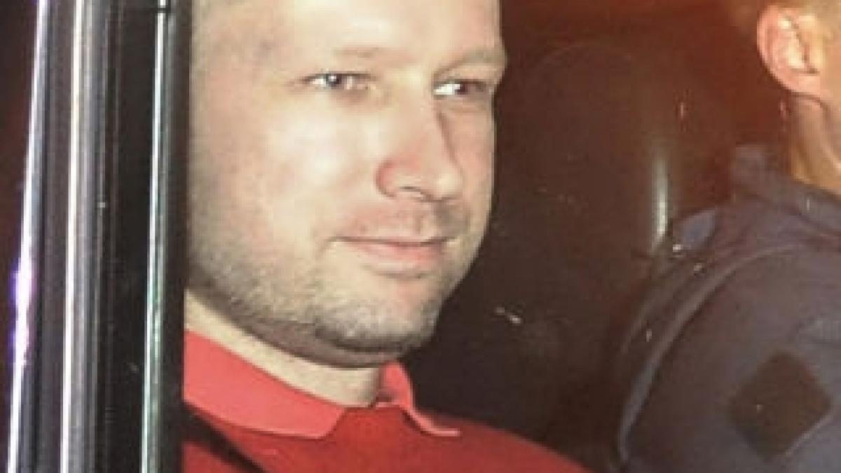 Extremistul Breivik se vrea intervievat după gratii
