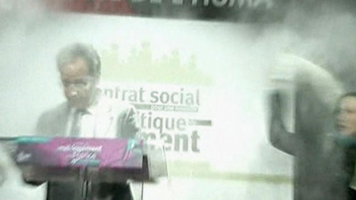 Candidatul socialist la preşedinţia Franţei, atacat cu...făină (VIDEO)