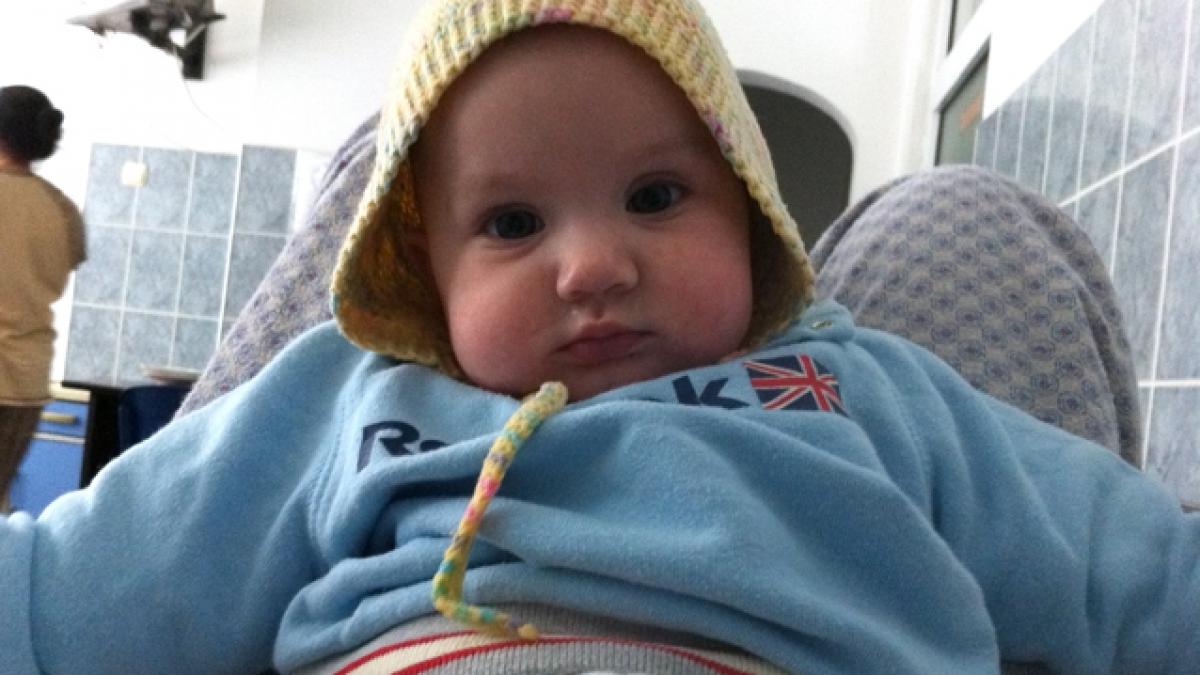 În urma anchetei Jurnalului Naţional, copilul "Fata", abandonat de şase luni în spital, a ajuns, în sfârşit, în grija unui asistent maternal