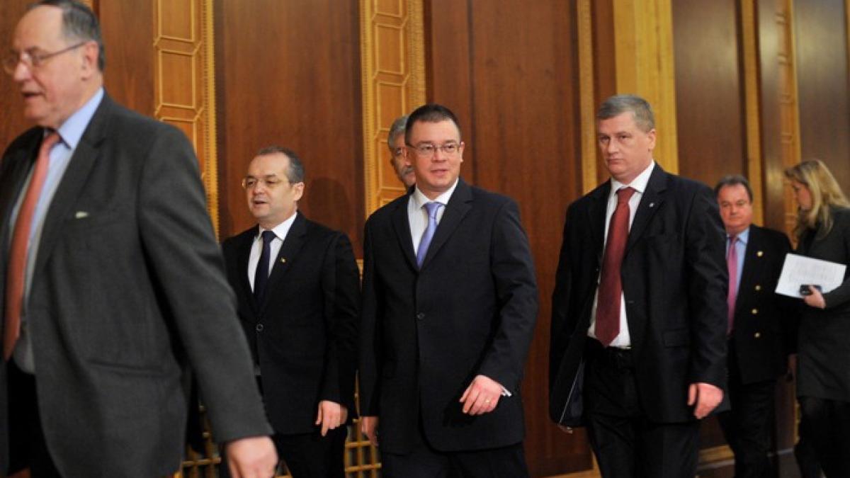 Cabinetul lui Mihai Răzvan Ungureanu a fost învestit. Oltean, pe holurile Parlamentului: "Avem Guvern!"