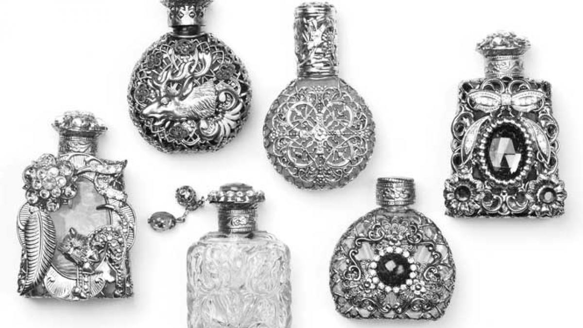 Chinezul Cui, colecţionarul de sticluţe de parfum
