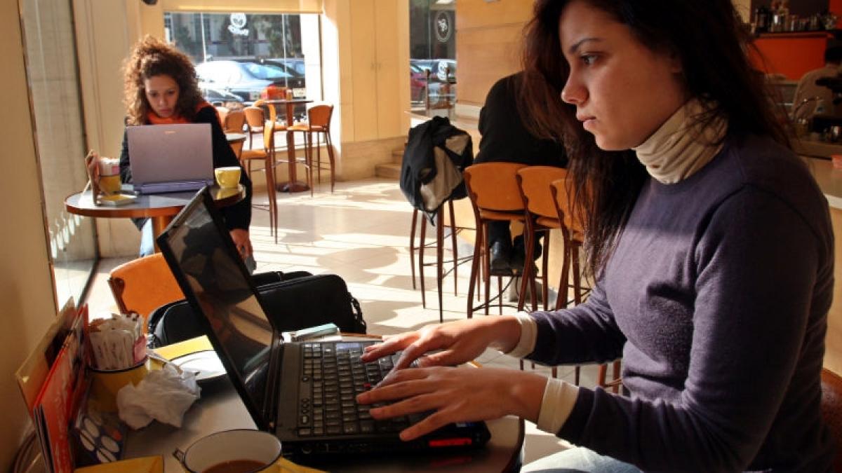 În curând am putea plăti ca să ne reîncărcăm telefonul în aeroporturi sau cafenele