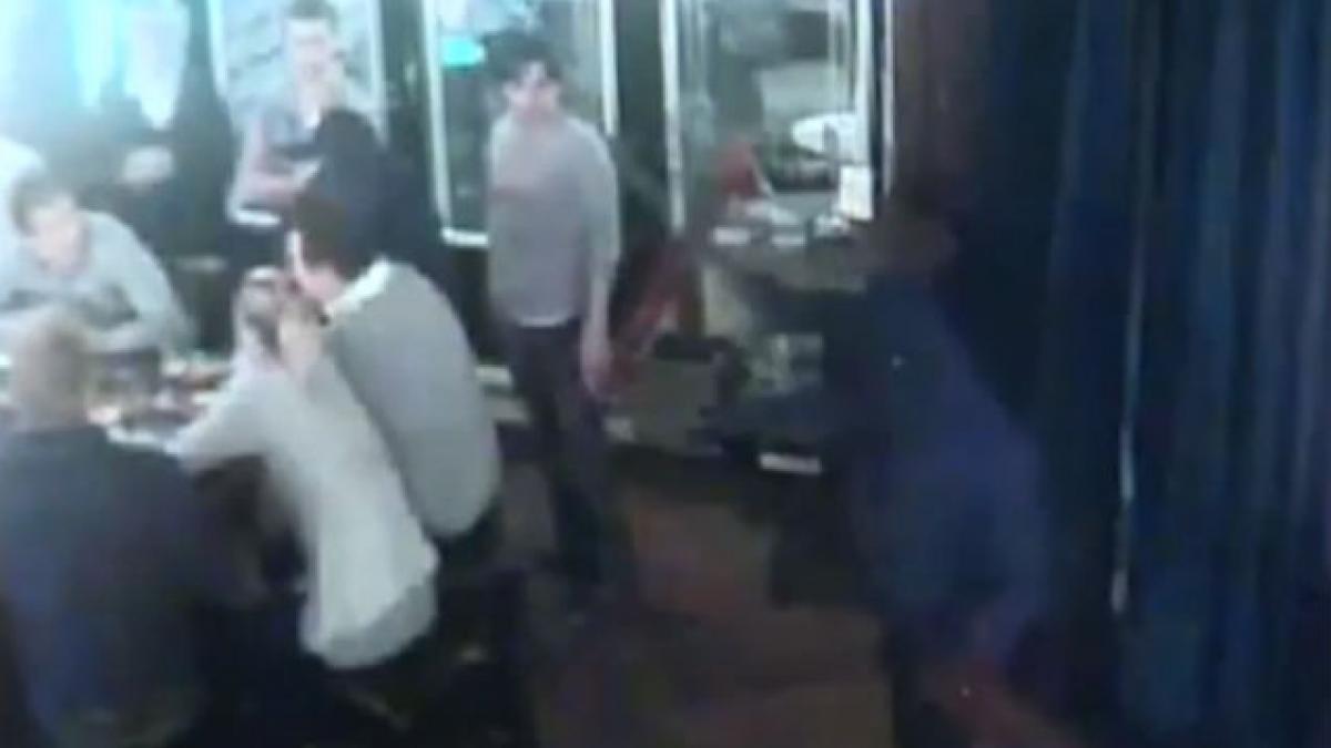 VIDEO: Un hoţ înarmat a încercat să jefuiască un bar din Rotterdam, însă toată lumea a crezut că e o farsă