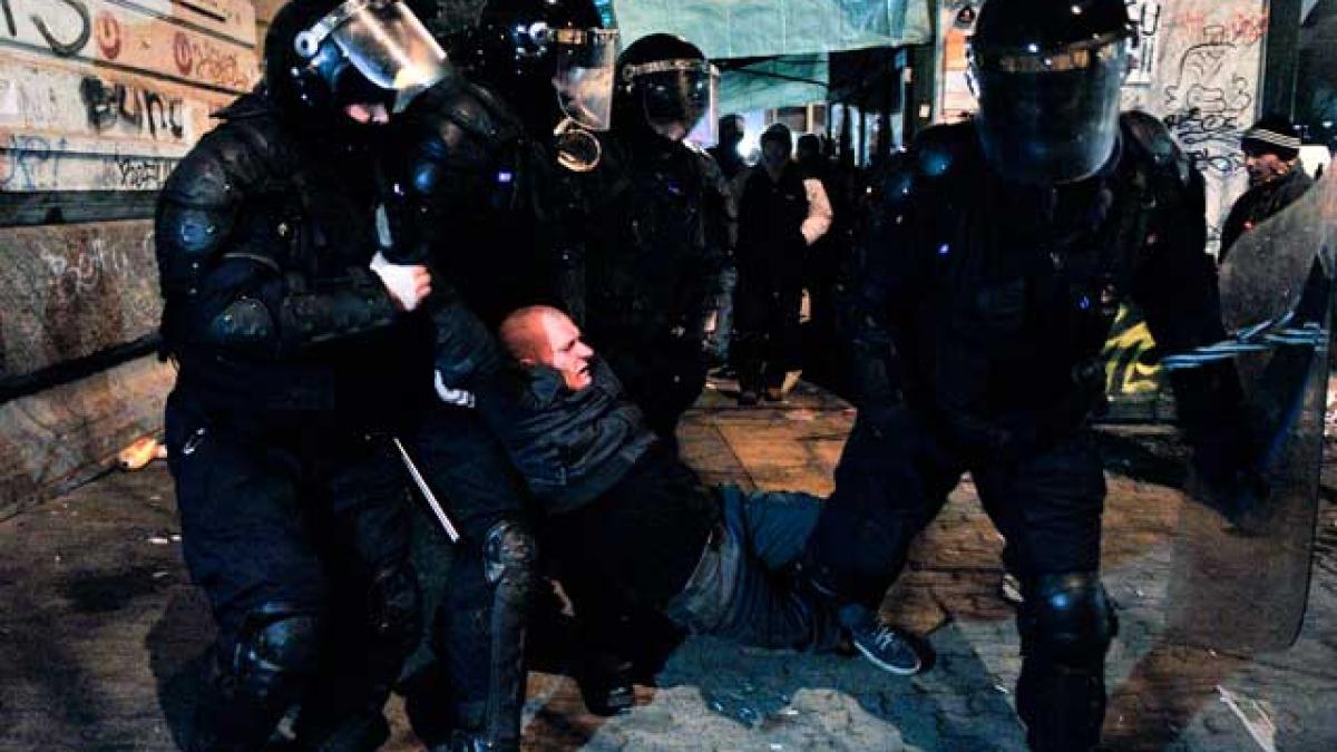 "M-am întors acasă cu ochii vineţi şi arcada spartă"