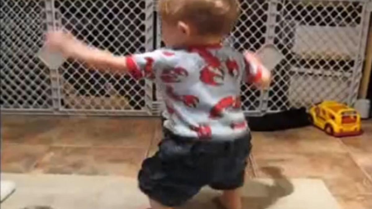 VIDEO: Un bebeluş face spectacol pe piesa lui Will Smith "Gettin' Jiggy wit It"