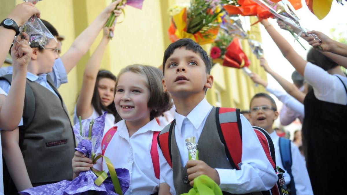 Copil în vârstă de patru ani, înscris în clasa pregătitoare