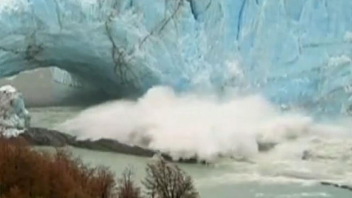 VIDEO SPECTACULOS: Bucăţi imense din gheţarul Perito Moreno s-au prăbuşit în apă